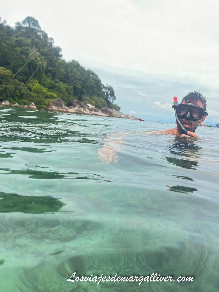 Kike haciendo snorkel en las Islas Perhentian, Malasia Kike haciendo snorkel en las Islas Perhentian, Malasia - Los viajes de Margalliver