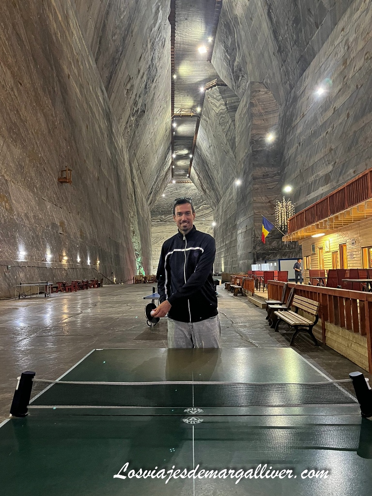Kike jugando al ping-pong en la Mina Unirea de Rumanía Kike jugando al ping-pong en la Mina Unirea de Rumanía - Los viajes de Margalliver