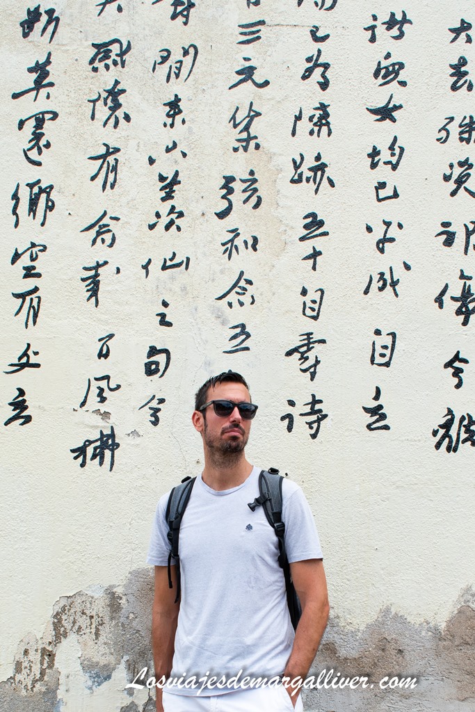 Kike en un mural con letras chinas en Malaca Kike en un mural con letras chinas en Malaca - Los viajes de Margalliver