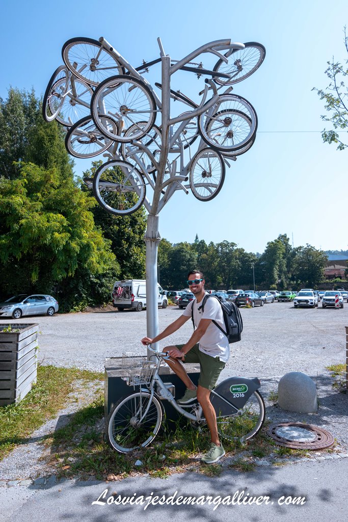 Kike junto a una escultura muy original en Ljubljana, la capital eslovena Kike junto a una escultura muy original en Ljubljana, la capital eslovena - Los viajes de Margalliver