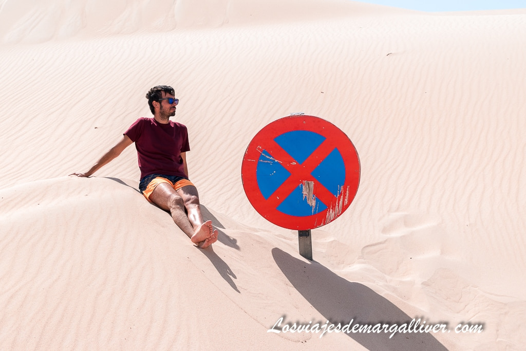 Kike junto a una señal de tráfico sepultada por la Duna de Valdevaqueros en Tarifa Kike junto a una señal de tráfico sepultada por la Duna de Valdevaqueros en Tarifa - Los viajes de Margalliver
