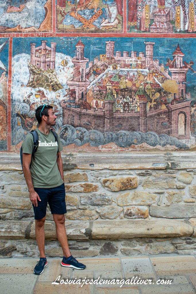 Kike mirando El Asedio de Constantinopla, el fresco más importante del monasterio de Moldovita Kike mirando El Asedio de Constantinopla, el fresco más importante del monasterio de Moldovita - Los viajes de Margalliver