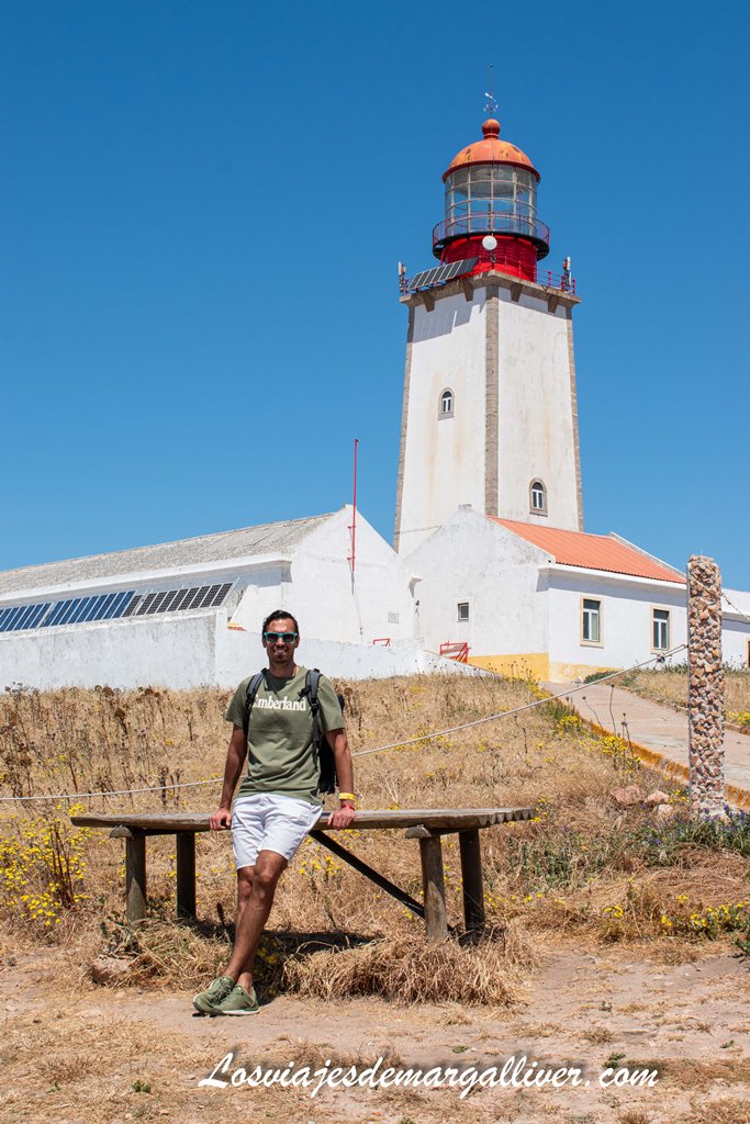 Kike junto al Faro de Berlenga en Portugal Kike junto al Faro de Berlenga en Portugal - Los viajes de Margalliver