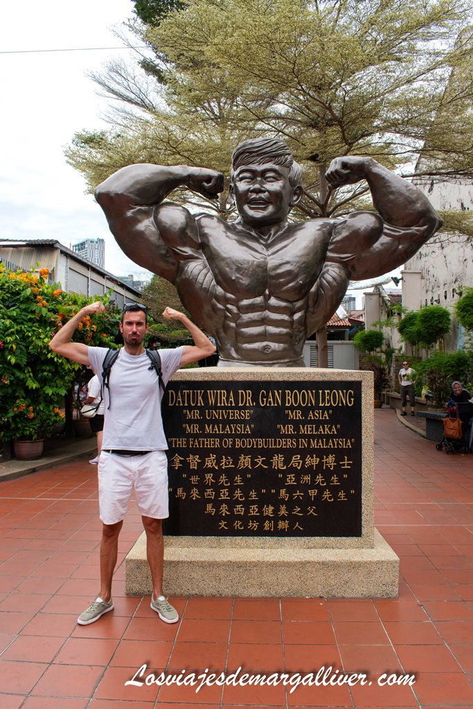 Kike junto a la estatua del padre del culturismo en Malasia en Jonker Street Kike junto a la estatua del padre del culturismo en Malasia en Jonker Street - Los viajes de Margalliver