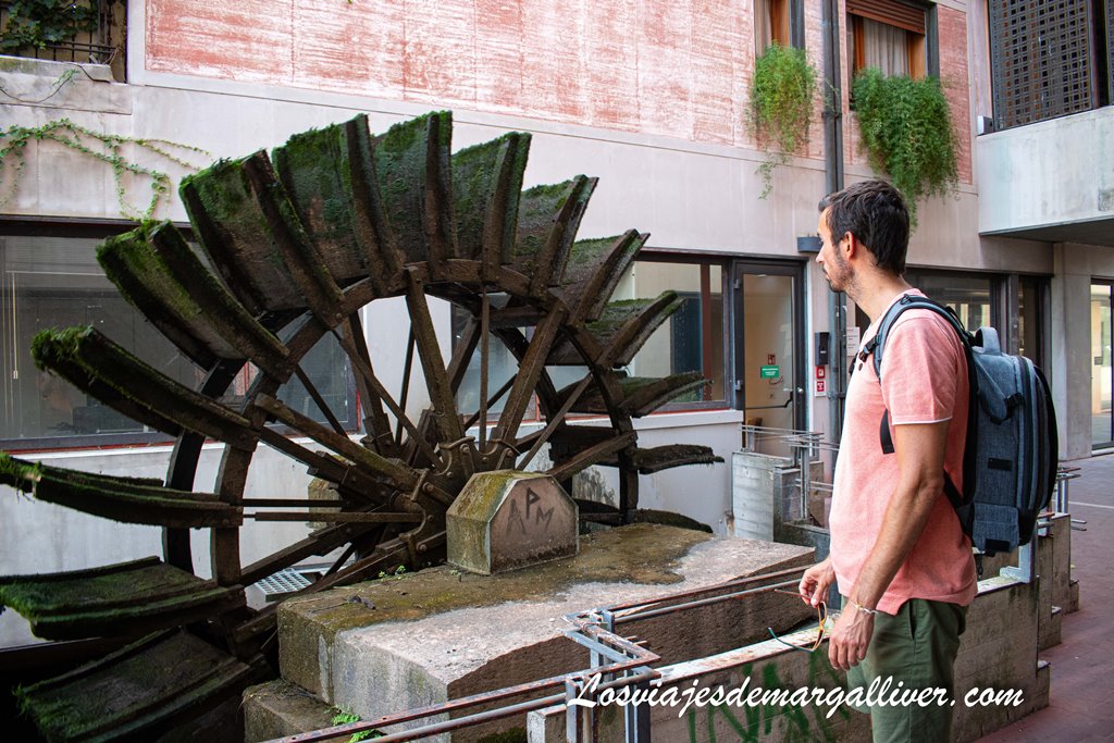 Kike junto a una rueda de molino en Treviso Kike junto a una rueda de molino en Treviso - Los viajes de Margalliver