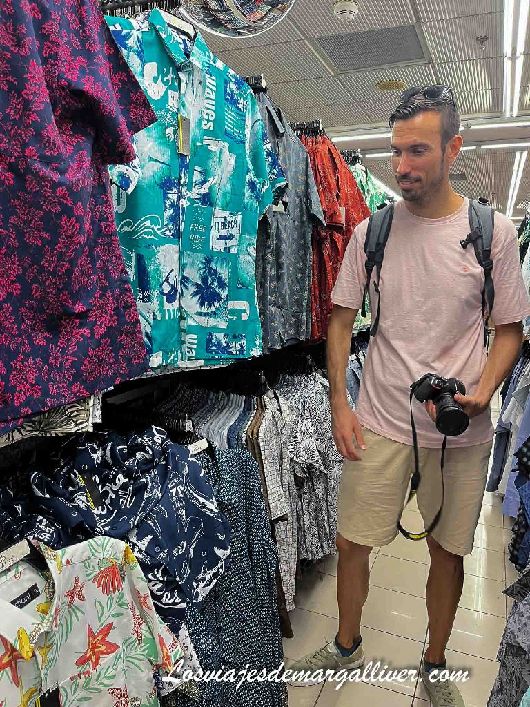 Kike mirando camisas en Mustafa Centre en el barrio Little India de Singapur Kike mirando camisas en Mustafa Centre en el barrio Little India de Singapur - Los viajes de Margalliver