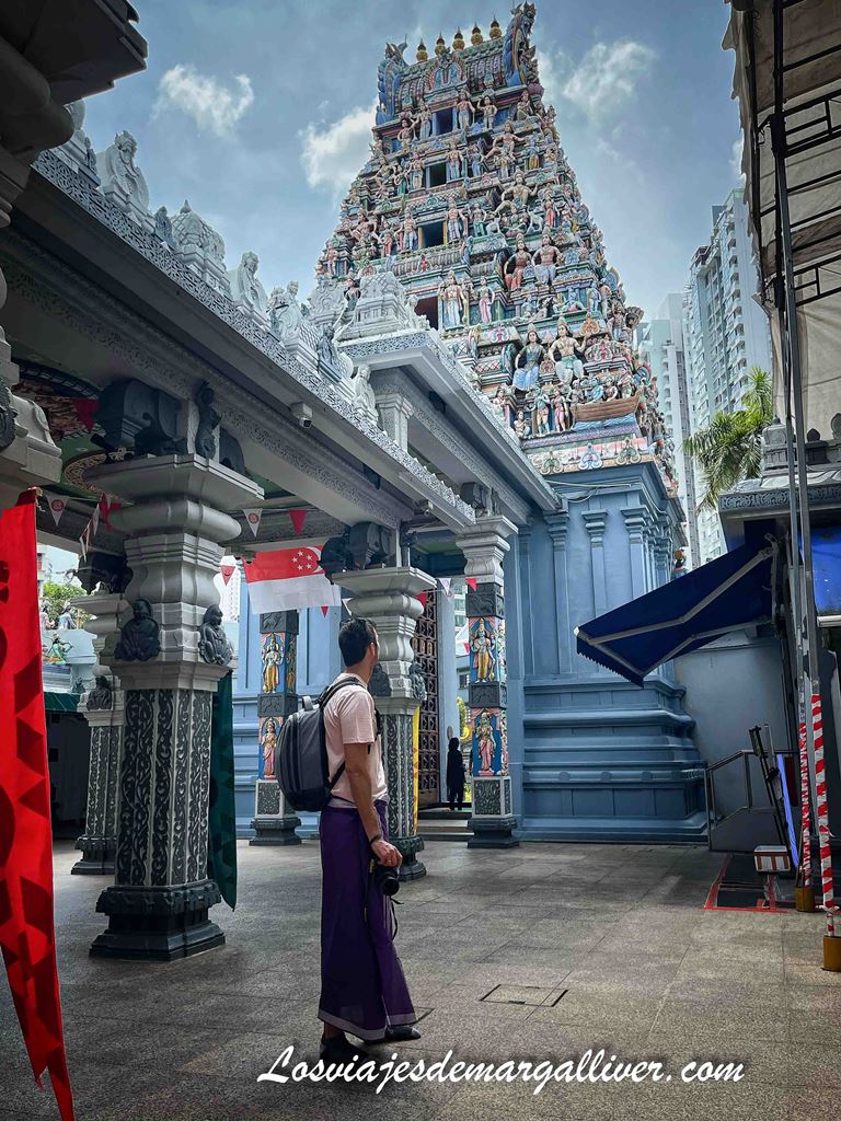 Kike mirando el gopuram del templo Sri Srinivasa Perumal en Little India, Singapur Kike mirando el gopuram del templo Sri Srinivasa Perumal en Little India, Singapur - Los viajes de Margalliver