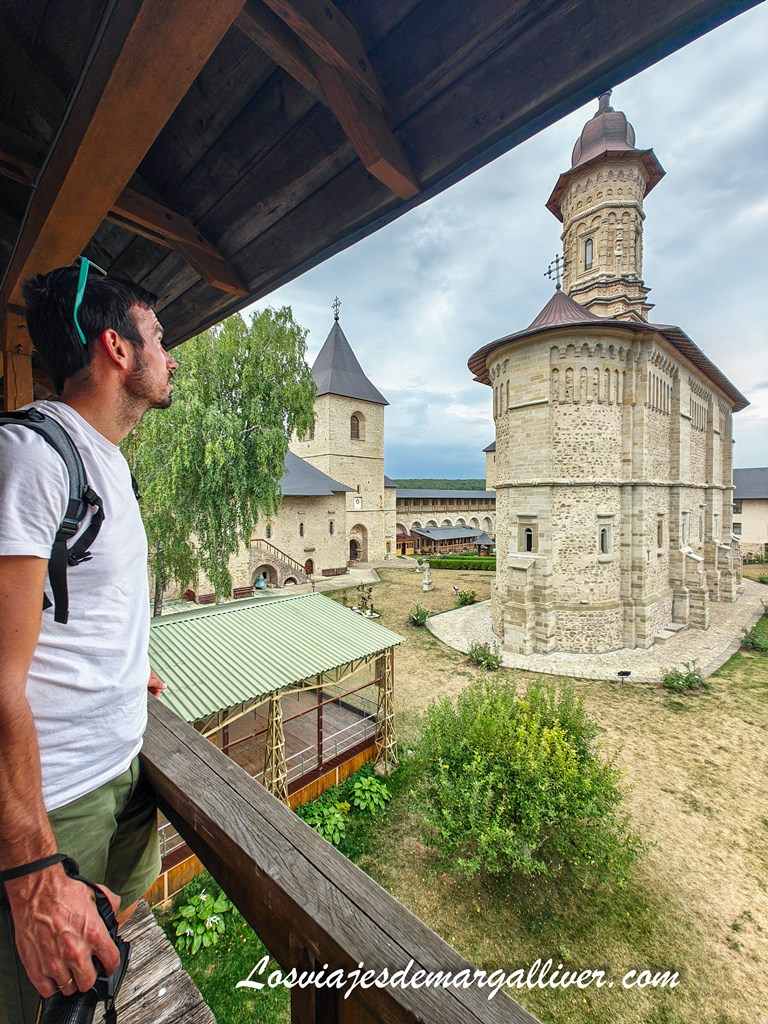 Kike mirando la iglesia del Monasterio de Dragomirna en Rumanía Kike mirando la iglesia del Monasterio de Dragomirna en Rumanía - Los viajes de Margalliver