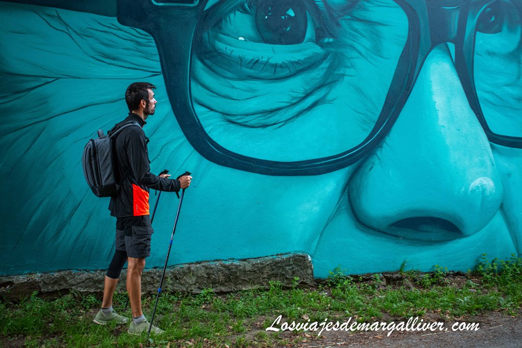 Kike admirando uno de los murales que te puedes encontrar en el Camino de Santiago Francés Kike admirando uno de los murales que te puedes encontrar en el Camino de Santiago Francés- Los viajes de Margalliver