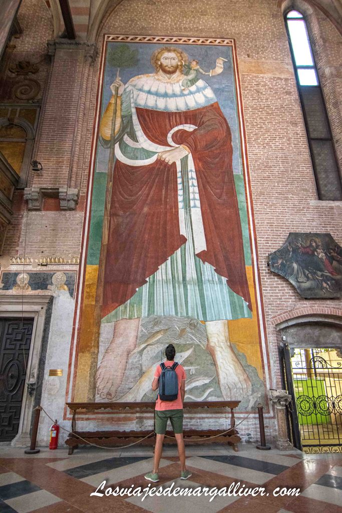 Kike mirando un fresco gigante en la iglesia de San Nicolás de Treviso Kike mirando un fresco gigante en la iglesia de San Nicolás de Treviso - Los viajes de Margalliver