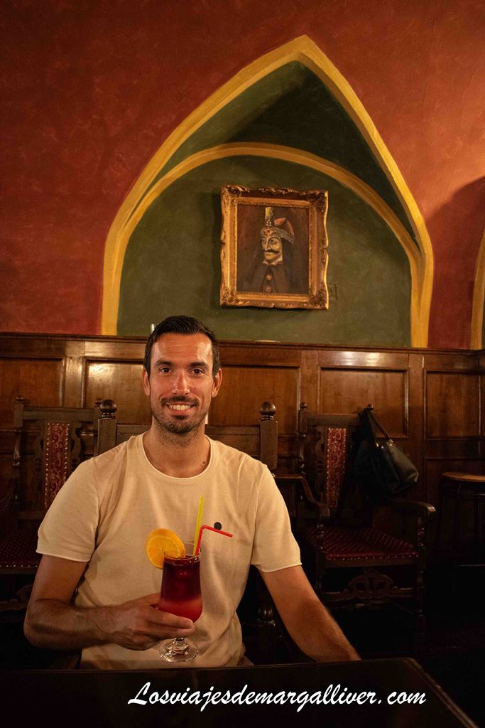 Kike tomando el famoso cocktel Drácula en la casa natal de Vlad Tepes en Sighisoara Kike tomando el famoso cocktel Drácula en la casa natal de Vlad Tepes en Sighisoara - Los viajes de Margalliver