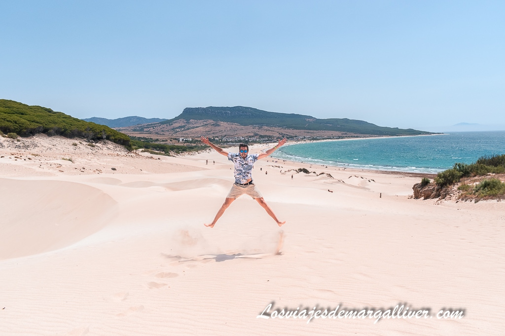 Kike saltando en las Dunas de Bolonia en Tarifa Kike saltando en las Dunas de Bolonia en Tarifa - Los viajes de Margalliver