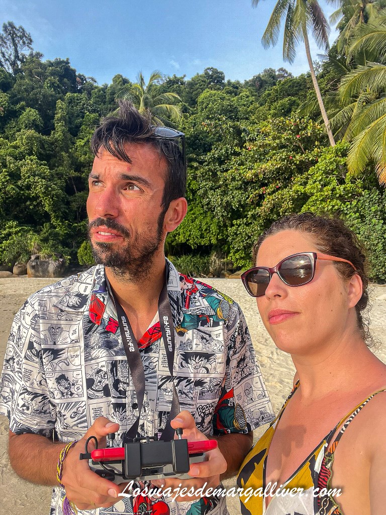 Kike y Marga volando el dron en las islas Perhentina, Malasia Kike y Marga volando el dron en las islas Perhentina, Malasia - Los viajes de Margalliver