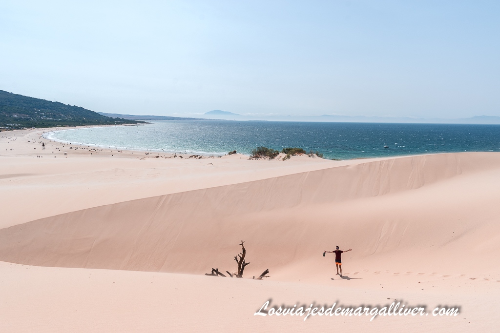 Kike en la duna de Valdevaqueros en Tarifa Kike en la duna de Valdevaqueros en Tarifa - Los viajes de Margalliver