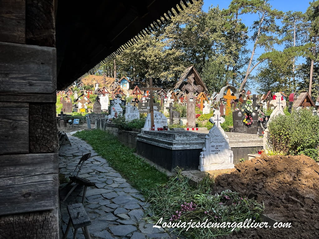 La Biserica y cementerio din Deal en Leud en Maramures La Biserica y cementerio din Deal en Leud en Maramures - Los viajes de Margalliver