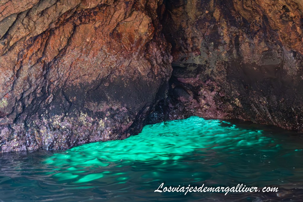 Gruta azul y sus alucinantes reflejos azules en las Islas Berlengas Gruta azul y sus alucinantes reflejos azules en las Islas Berlengas - Los viajes de Margalliver