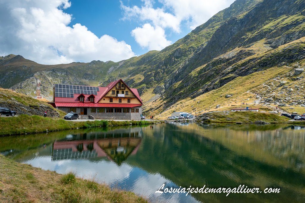 Preciosa estampa de la Cabaña del Lago Balea reflejado en el lago Balea con los Montes Cárpatos al fondo - Los viajes de Margalliver