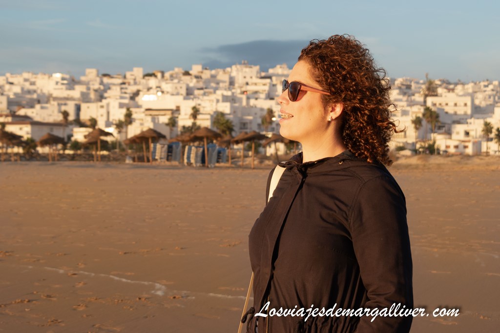 Margalliver en la playa de Bateles con Conil de la frontera al fondo Margalliver en la playa de Bateles con Conil de la frontera al fondo - Los viajes de Margalliver