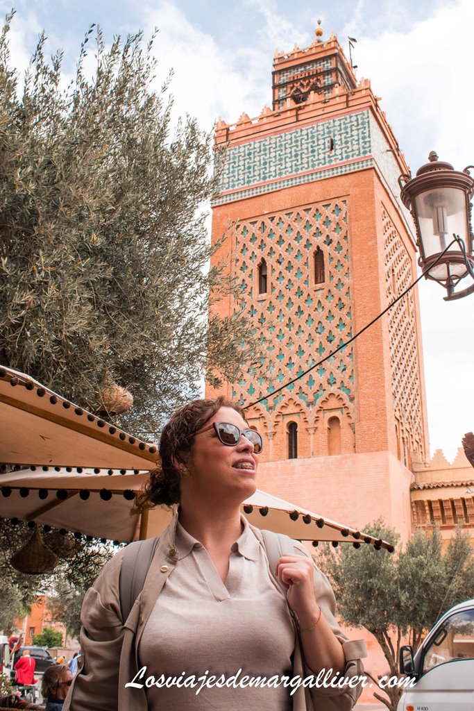 Margalliver con la Mezquita Kasbah a su espalda en Marrakech Margalliver con la Mezquita Kasbah a su espalda en Marrakech - Los viajes de Margalliver