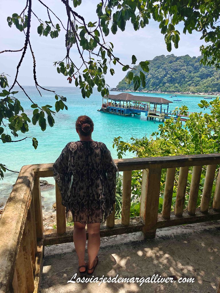 Margalliver contemplando el azul esmeralda de las islas Perhentian Margalliver contemplando el azul esmeralda de las islas Perhentian - Los viajes de Margalliver