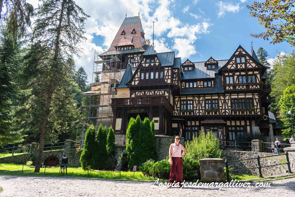 Margalliver junto al Castillo de Pelisor en Rumanía, el hermano pequeño de Peles Margalliver junto al Castillo de Pelisor en Rumanía, el hermano pequeño de Peles - Los viajes de Margalliver