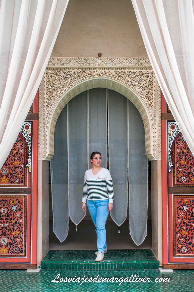 Margalliver en una de las puertas del Jardín Secreto de Marrakech Margalliver en una de las puertas del Jardín Secreto de Marrakech - Los viajes de Margalliver