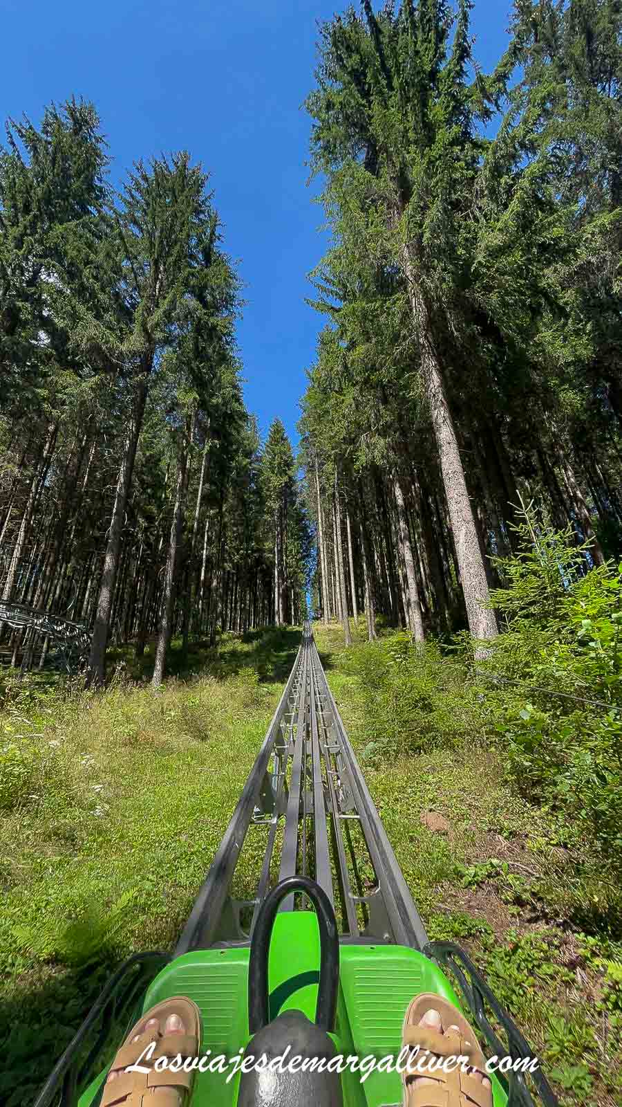 subiendo por el tobogán alpino de Bob lacu Rosu en Rumanía subiendo por el tobogán alpino de Bob lacu Rosu en Rumanía - Los viajes de Margalliver