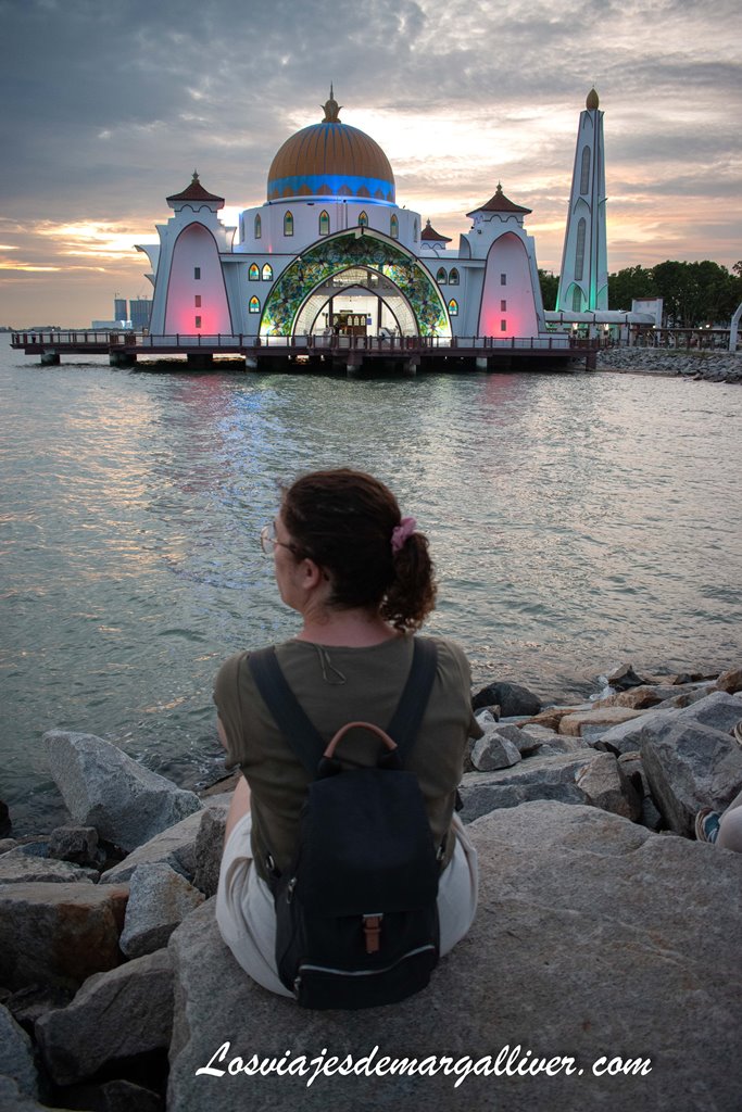 Margalliver junto a la mezquita Selat Melaka al atardecer Margalliver junto a la mezquita Selat Melaka al atardecer - Los viajes de Margalliver