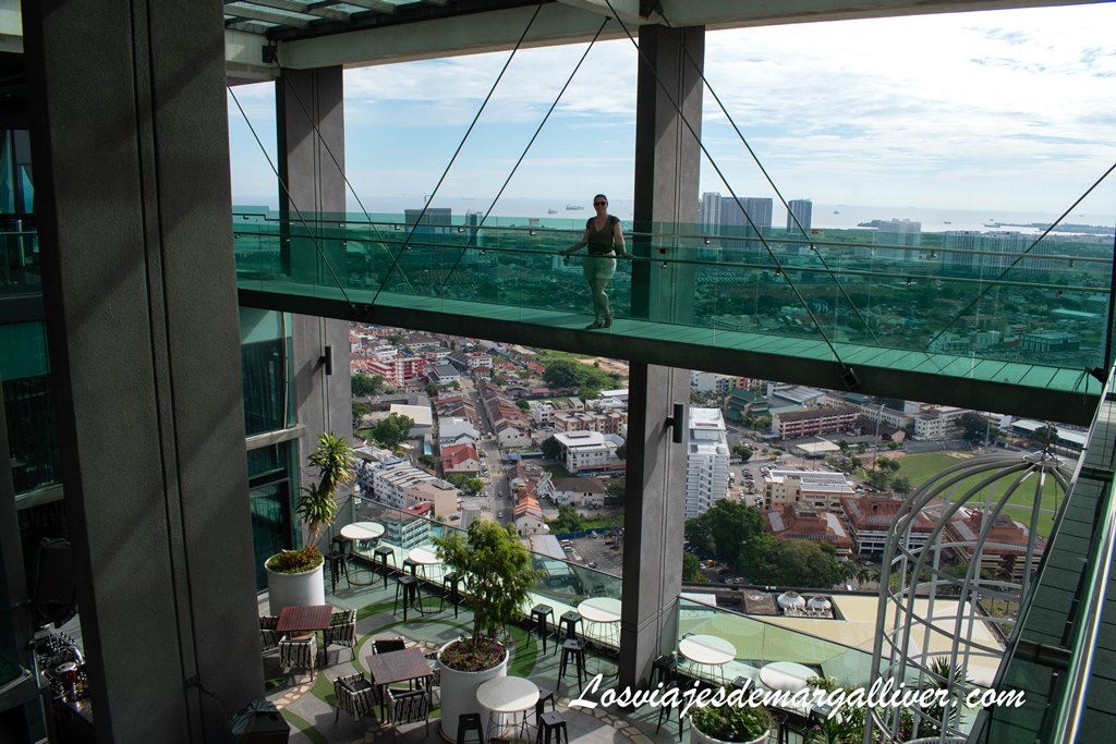 Pasarela de acceso al mirador The Shore Sky Tower en Malaca Pasarela de acceso al mirador The Shore Sky Tower en Malaca - Los viajes de Margalliver