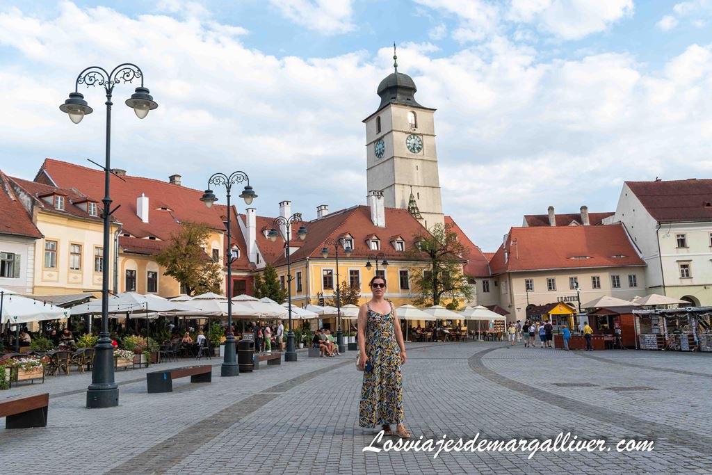 Margalliver en la plaza mayor de Sibiu, en Rumanía Margalliver en la plaza mayor de Sibiu, en Rumanía - Los viajes de Margalliver