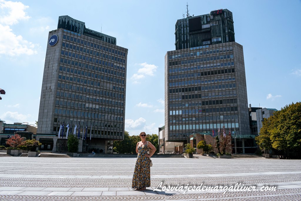 Margalliver junto a las dos imponentes torres de la plaza de la república en Ljubljana Margalliver junto a las dos imponentes torres de la plaza de la república en Ljubljana - Los viajes de Margalliver