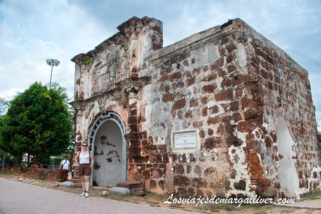Margalliver en la Porta de Santiago en Malaca Margalliver en la Porta de Santiago en Malaca - Los viajes de Margalliver