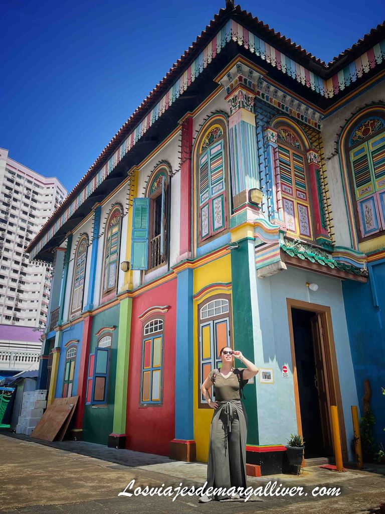 Margalliver junto a Tan Teng Niah House, la casa de colores de Little India, Singapur Margalliver junto a Tan Teng Niah House, la casa de colores de Little India, Singapur - Los viajes de Margalliver