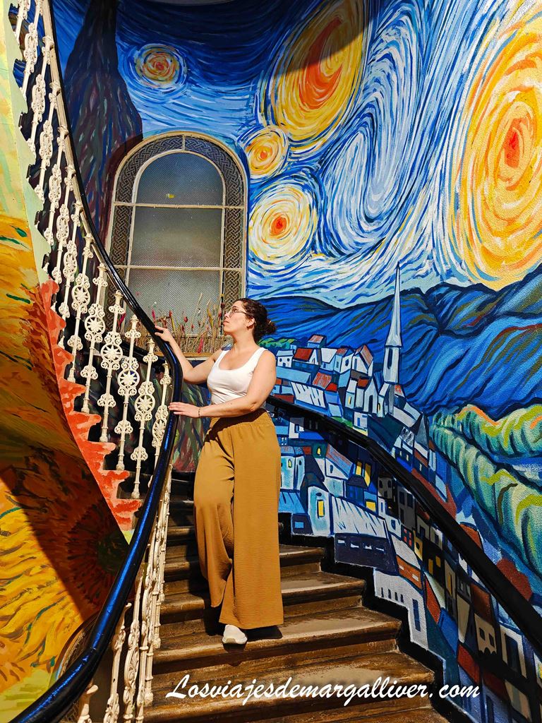 Escalera de la cafetería Van Gogh en Bucarest Escalera de la cafetería Van Gogh en Bucarest - Los viajes de Margalliver