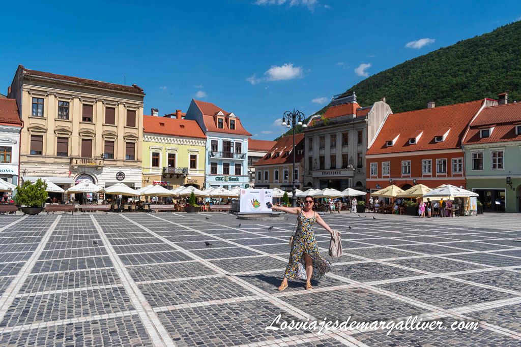 Margalliver en la plaza del ayuntamiento de Brasov, Rumanía Margalliver en la plaza del ayuntamiento de Brasov, Rumanía - Los viajes de Margalliver