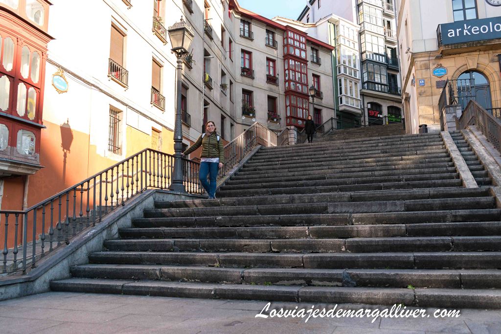 Margalliver en las Calzadas de Mallona que suben a la basilica de Begoña en Bilbao Margalliver en las Calzadas de Mallona que suben a la basilica de Begoña en Bilbao - Los viajes de Margalliver