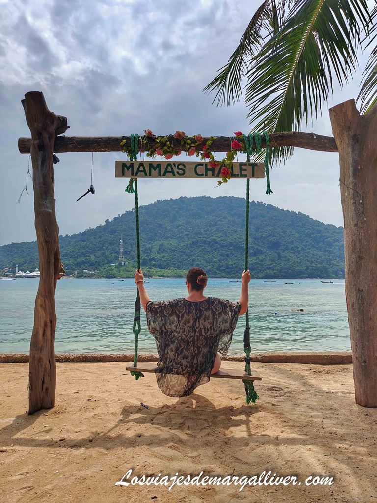 Margalliver en un columpio con vistas a la Isla de Kecil en las Perhentian Malasia Margalliver en un columpio con vistas a la Isla de Kecil en las Perhentian Malasia - Los viajes de Margalliver