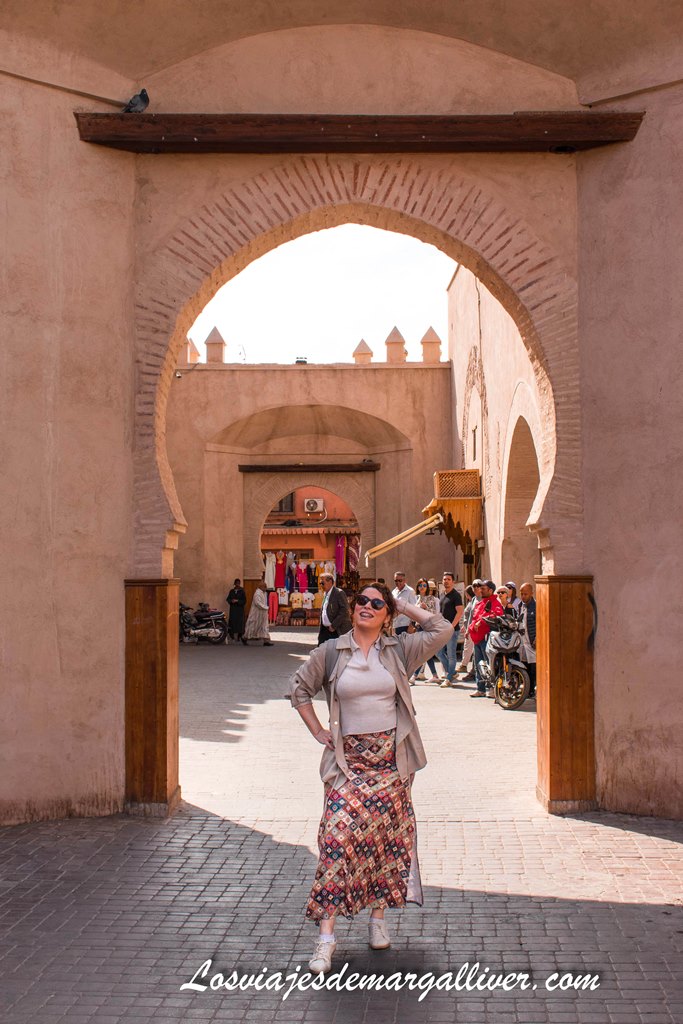 Margalliver en una de las puertas de entrada a la medina de Marrakech Margalliver en una de las puertas de entrada a la medina de Marrakech - Los viajes de Margalliver