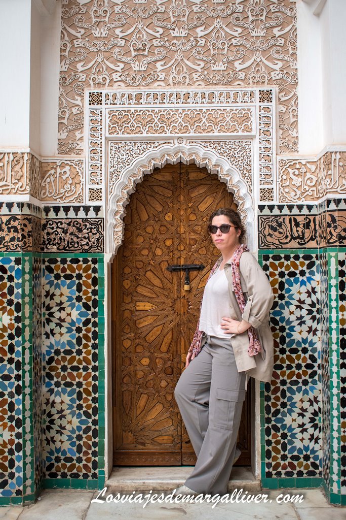 Margalliver junto a una de las puertas en la Madraza Ben Youssef en Marrakech Margalliver junto a una de las puertas en la Madraza Ben Youssef en Marrakech - Los viajes de Margalliver