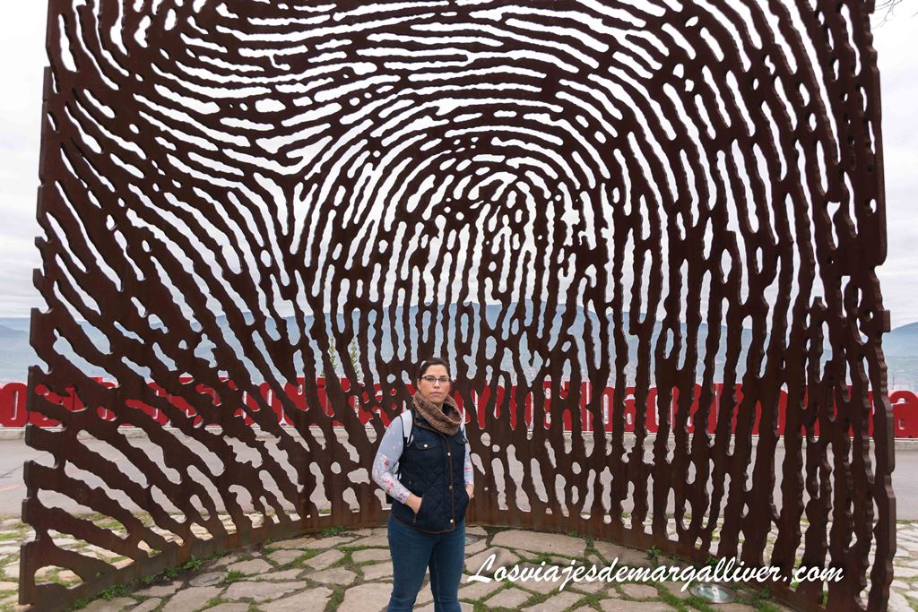 Margalliver junto a la escultura la Huella, en el mirador de Artxanda Margalliver junto a la escultura la Huella, en el mirador de Artxanda - Los viajes de Margalliver