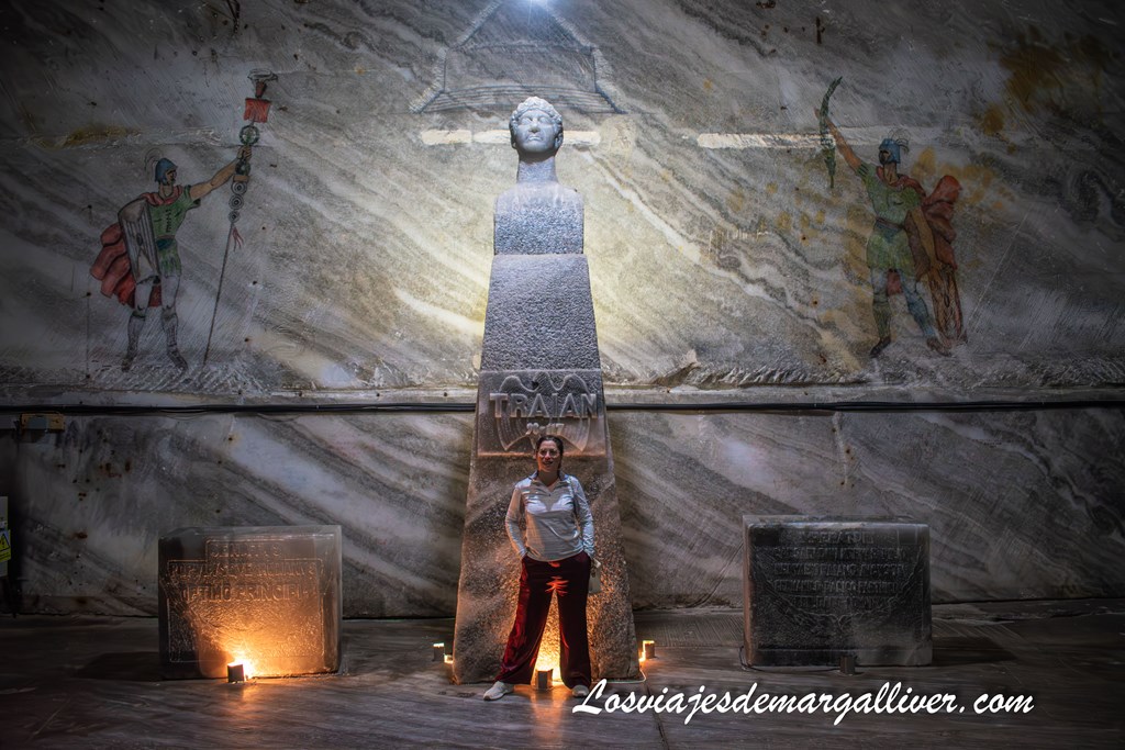Margalliver junto a la estatua de Trajano en el interior de la mina de sal de Slanic Prahova en Rumanía Margalliver junto a la estatua de Trajano en el interior de la mina de sal de Slanic Prahova en Rumanía - Los viajes de Margalliver
