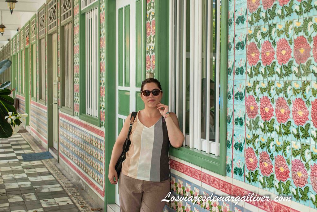 Margalliver y el detalle de los azulejos coloridos de las casas-tienda tradicionales de Singapur Margalliver y el detalle de los azulejos coloridos de las casas-tienda tradicionales de Singapur - Los viajes de Margalliver
