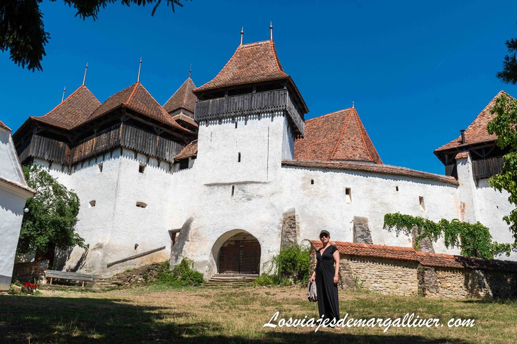 Margalliver junto a la iglesia fortificada de Viscri en Rumanía Margalliver junto a la iglesia fortificada de Viscri en Rumanía - Los viajes de Margalliver