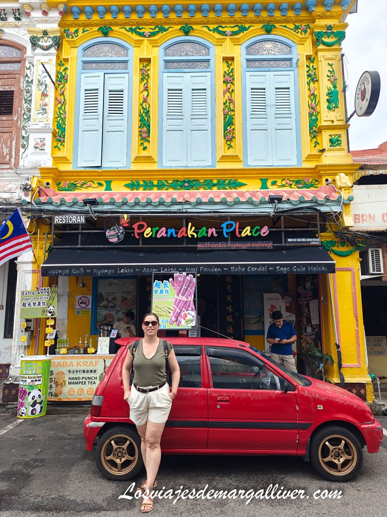 Margalliver junto a una preciosa casa amarilla de estilo peranakan en Malaca Margalliver junto a una preciosa casa amarilla de estilo peranakan en Malaca - Los viajes de Margalliver