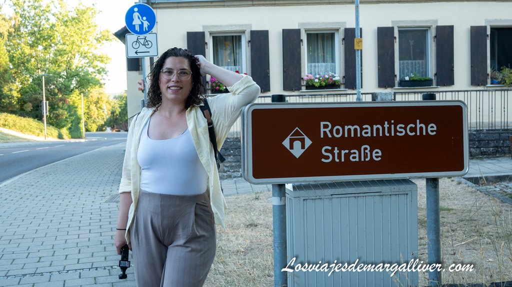 Margalliver junto al cartel de la Ruta Romántica de Alemania Margalliver junto al cartel de la Ruta Romantica de Alemania - Los viajes de Margalliver
