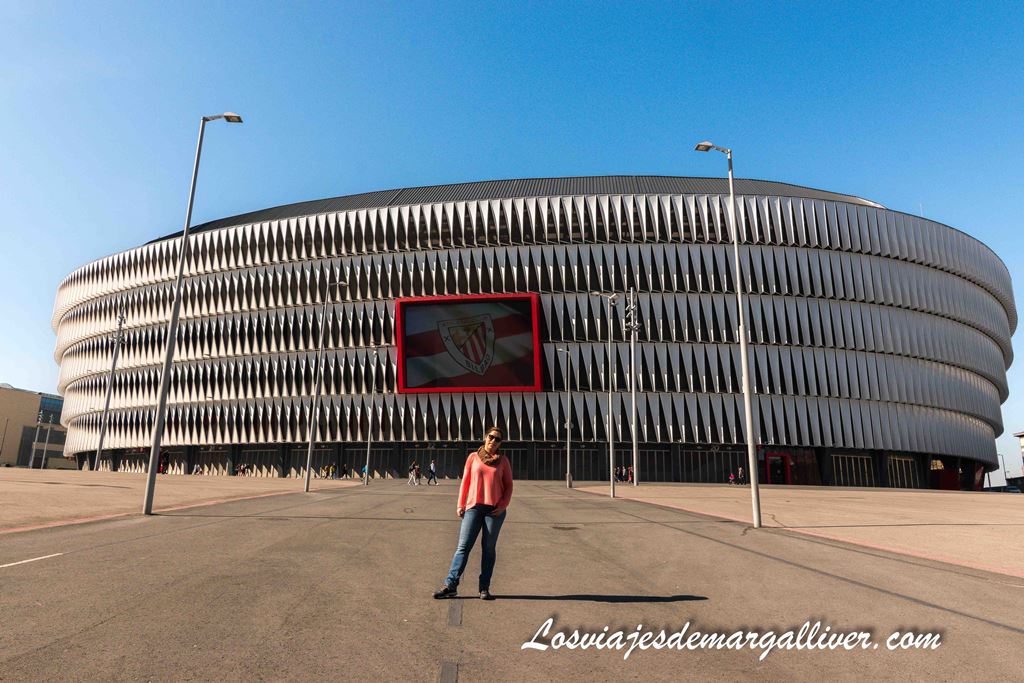 Margalliver junto al estadio de San Mames en Bilbao Margalliver junto al estadio de San Mames en Bilbao - Los viajes de Margalliver