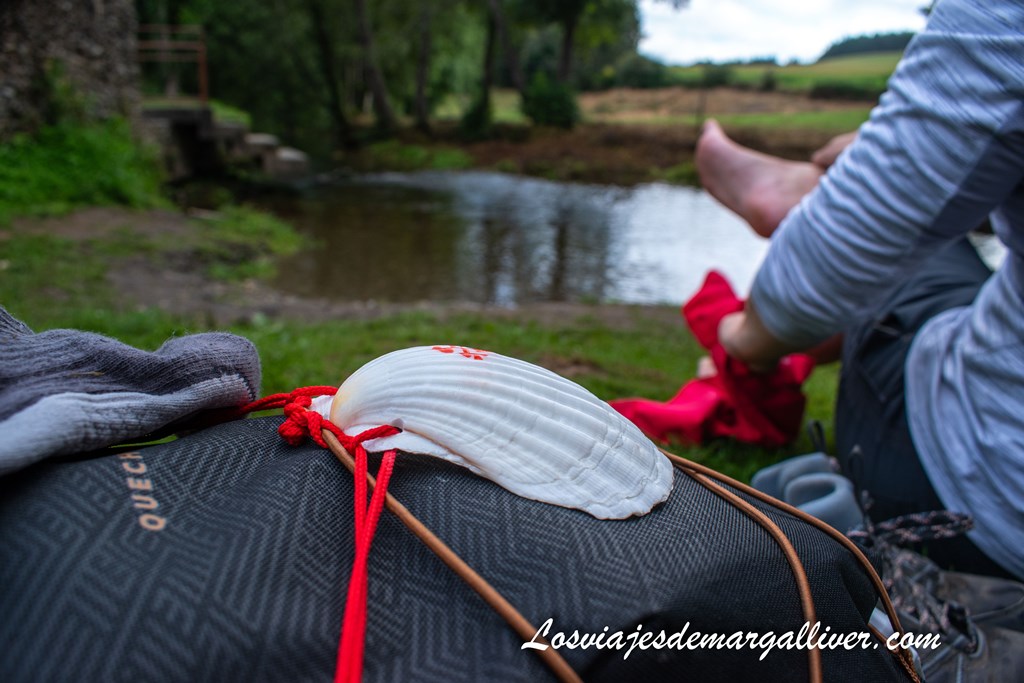 Margalliver secándose los pies después de refrescarse en un rio en el Camino de Santiago Margalliver secándose los pies después de refrescarse en un rio en el Camino de Santiago - Los viajes de Margalliver