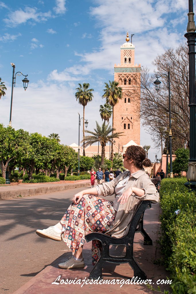 Margalliver en el parque Halla Hasna con la mezquita Koutoubia al fondo Margalliver en el parque Halla Hasna con la mezquita Koutoubia al fondo - Los viajes de Margalliver