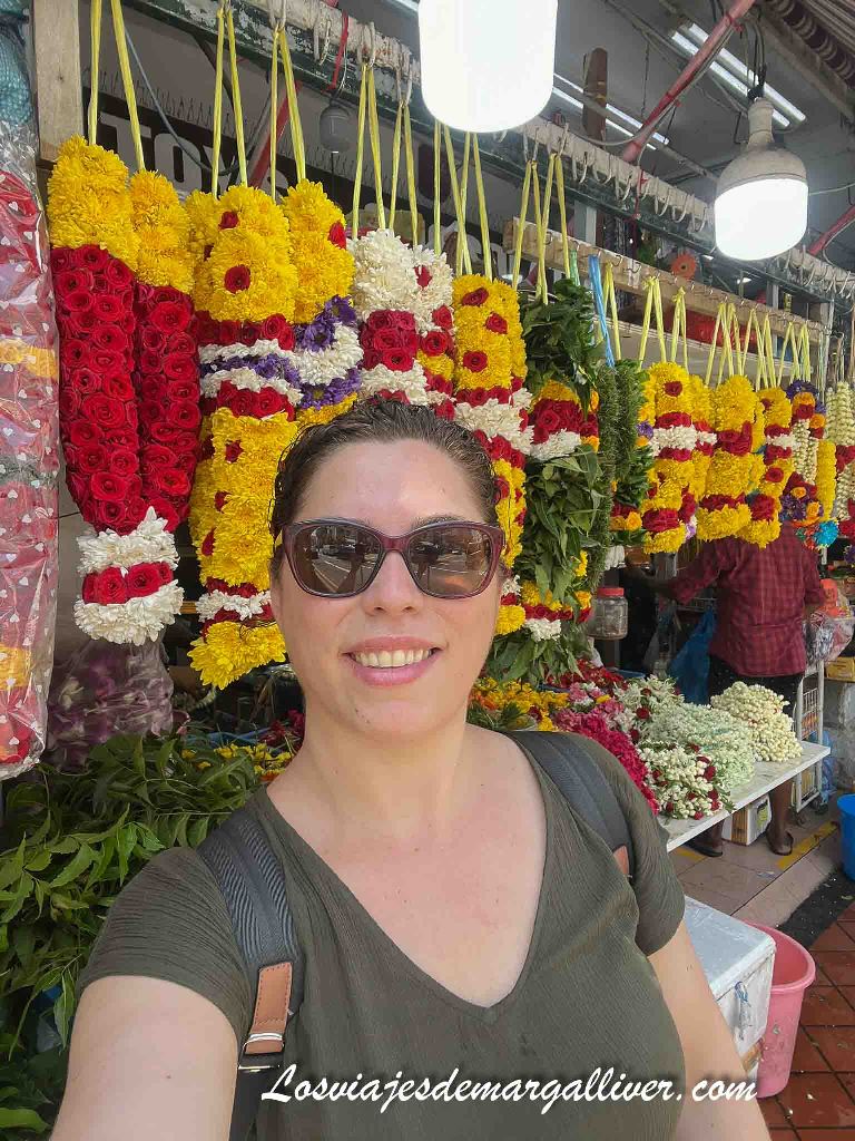 Margalliver junto a una tienda de flores en Little India en Singapur Margalliver junto a una tienda de flores en Little India en Singapur - Los viajes de Margalliver