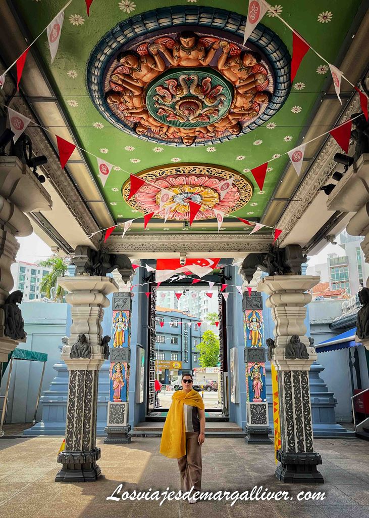 Margalliver junto al colorido techo del templo Sri Srinivasa Perumal en Little India, Singapur Margalliver junto al colorido techo del templo Sri Srinivasa Perumal en Little India, Singapur - Los viajes de Margalliver